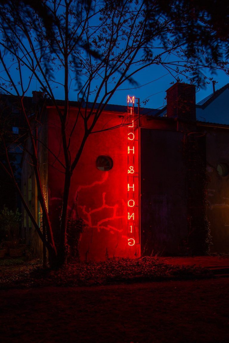 Neues Lichtkunstwerk von Thorsten Goldberg: MILCH & HONIG